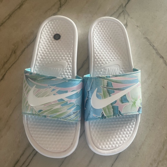 NIKE Benassi Floral Flowers White Blue Slippers - Picture 2 of 3